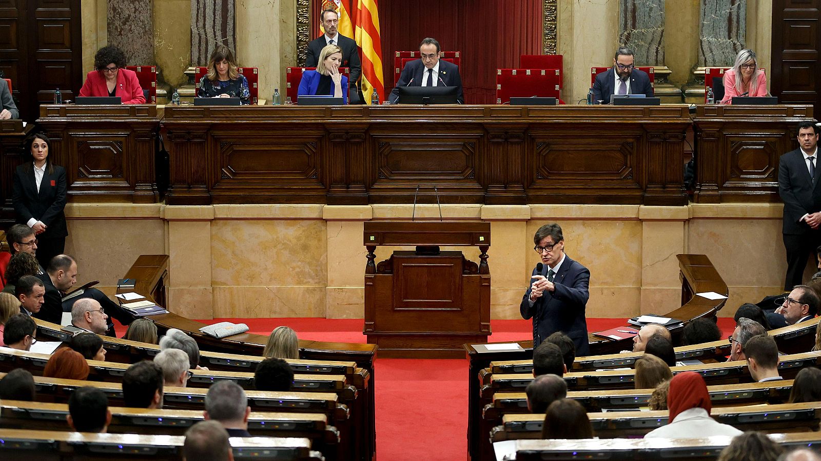 El presidente de la Generalitat, Salvador Illa, durante una sesión de control al Govern en el pleno del Parlament.