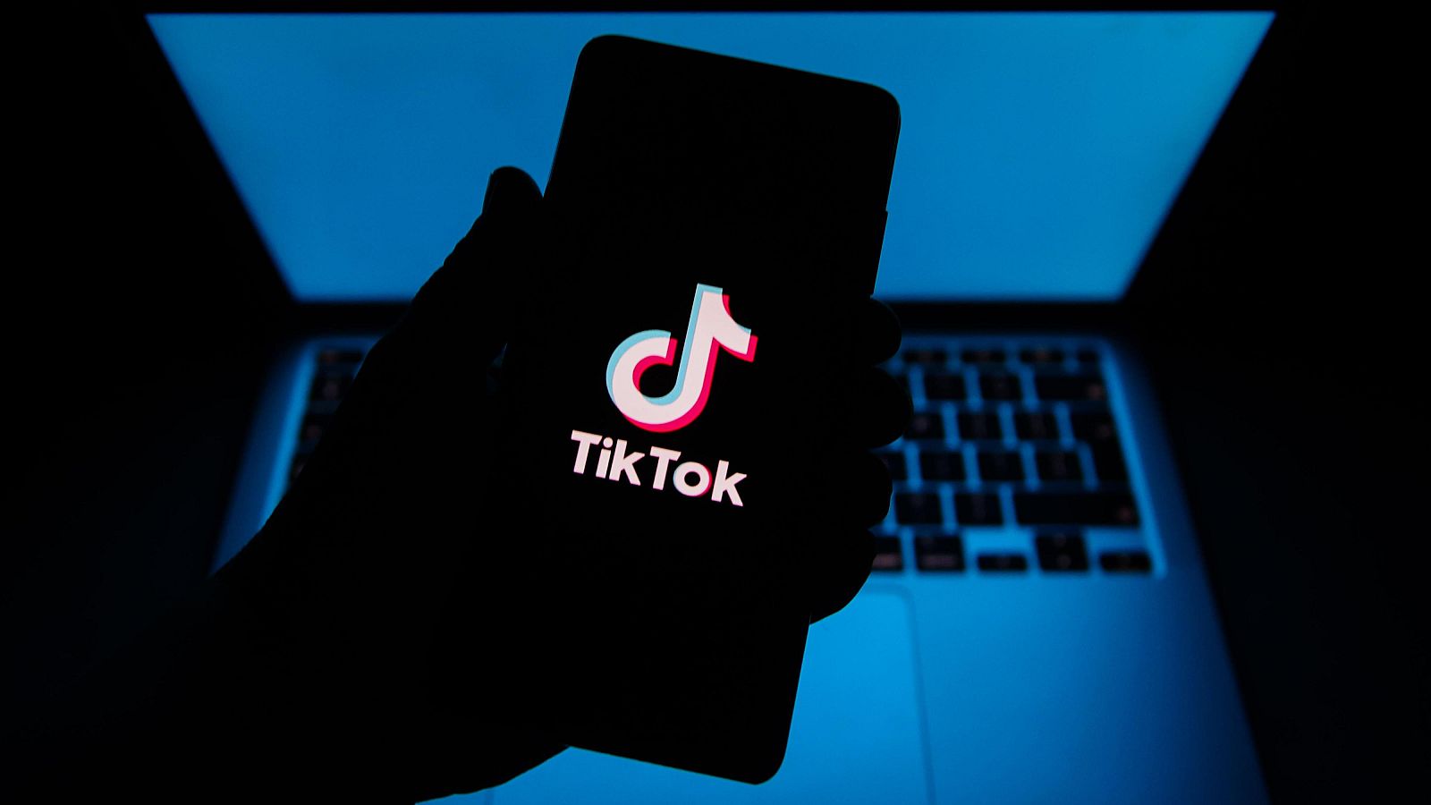 Aplicación de TikTok en el teléfono móvil (archivo)
