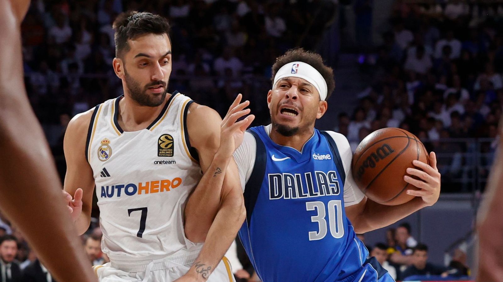 El base de Dallas Mavericks Seth Curry (d) lucha con Facundo Campazzo, del Real Madrid, durante el partido amistoso entre el equipo estadounidense y el español disputado en Madrid en 2023.