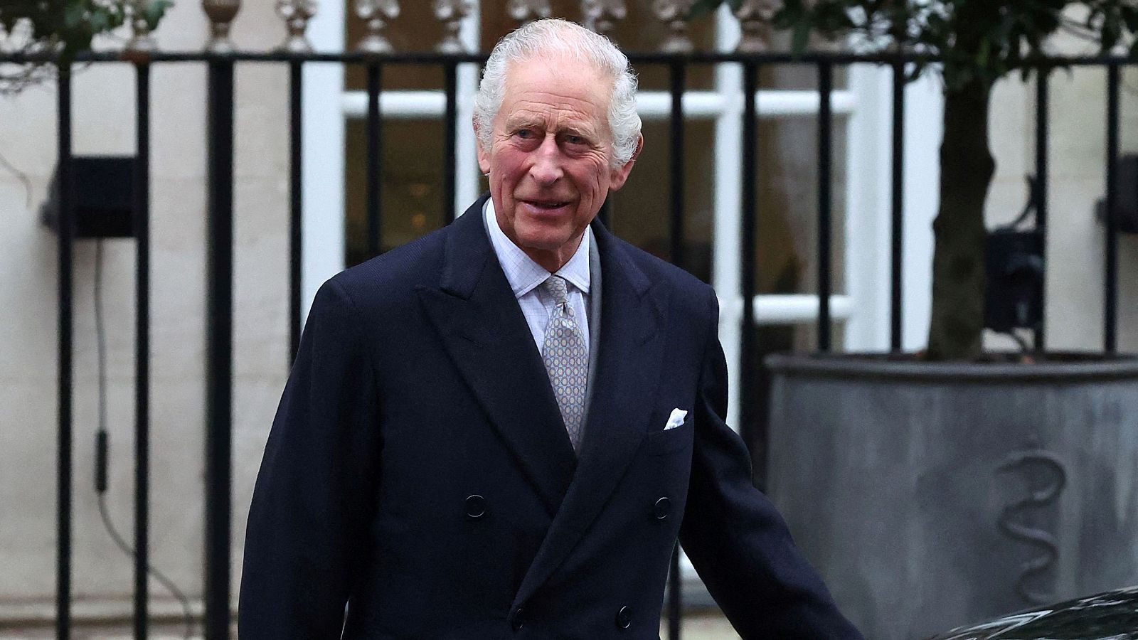 El rey Carlos III acude al hospital por los efectos secundarios del cáncer y cancela su agenda