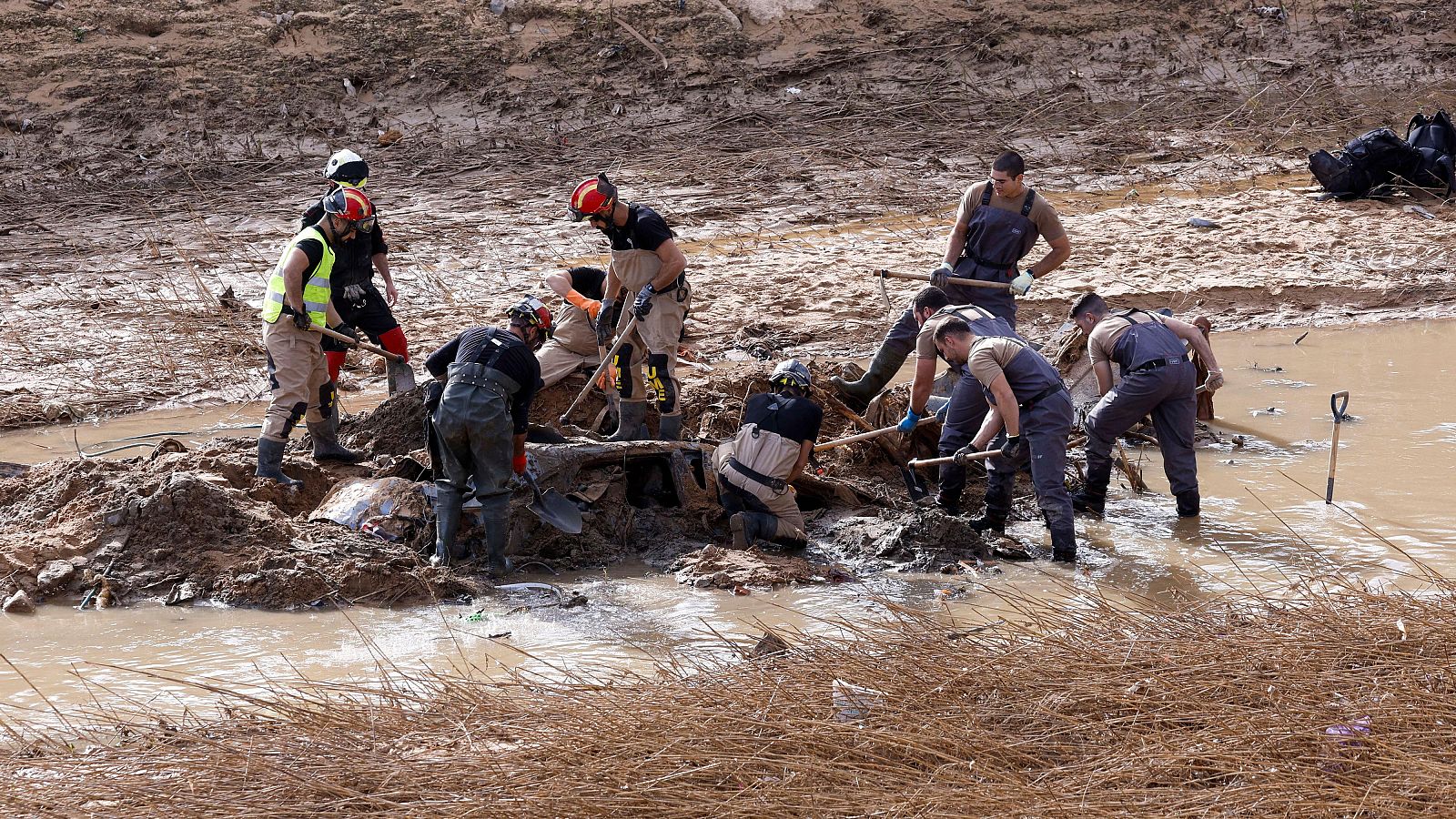 Soldados y efectivos de la UME trabajan en labores de búsqueda en el barranco del Poio, en la localidad valenciana de Catarroja