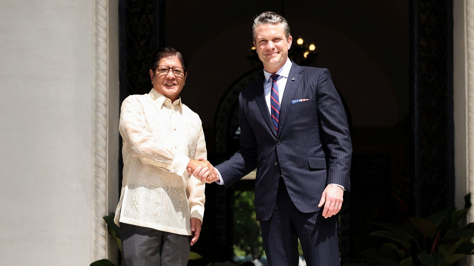 El presidente filipino, Ferdinand Marcos Jr., con el secretario de Defensa de Estados Unidos, Pete Hegseth, en Manila