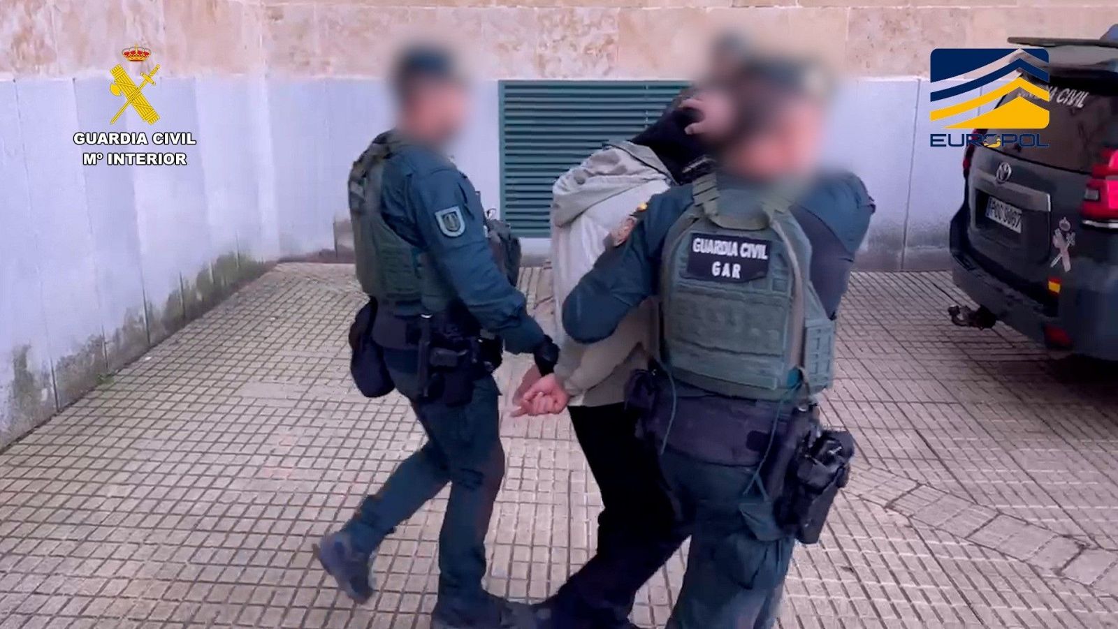 Agentes de la Guardia Civil, en el momento de la detención de uno de los individuos