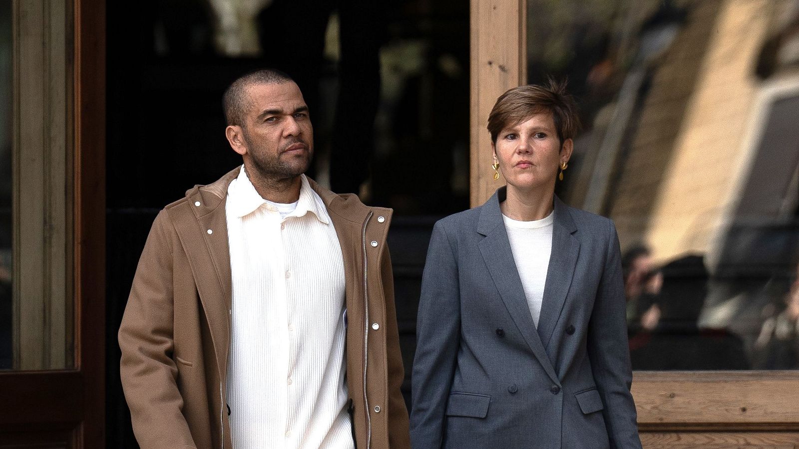 Dani Alves i la seva advocada, Inés Guardiola, sortint de l'Audiència de Barcelona | EFE