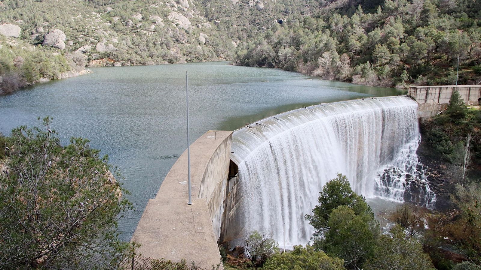Imatge del pantà de Margalef (Priorat), aquest dimecres, sobreeixint   |  ACN | Eloi Tost  |
