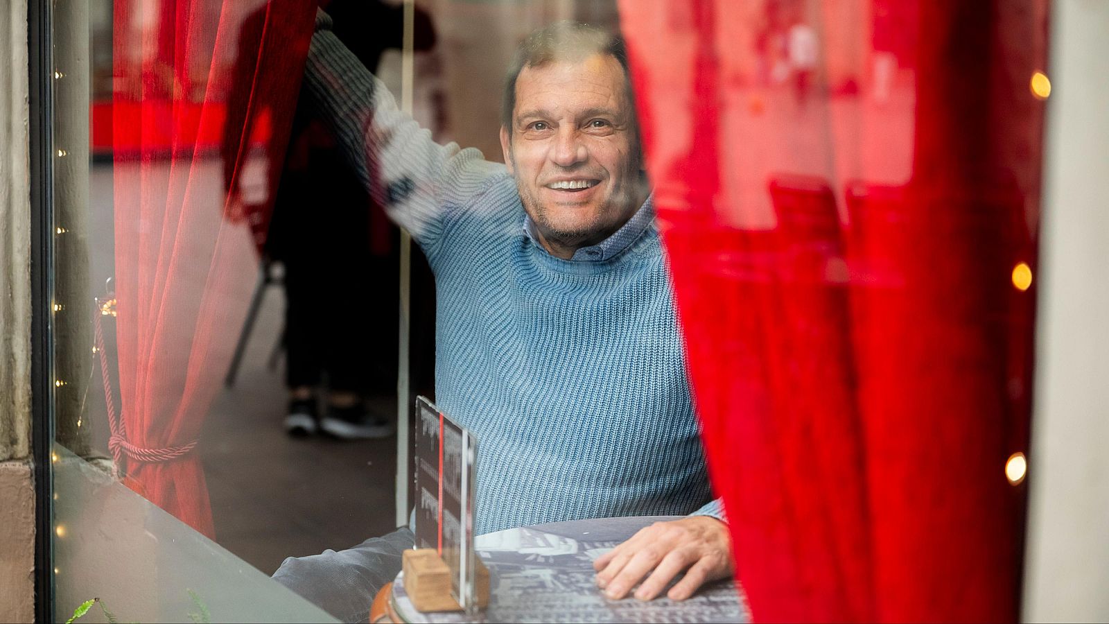 Albert Llovera darrere una finestra d'un bar