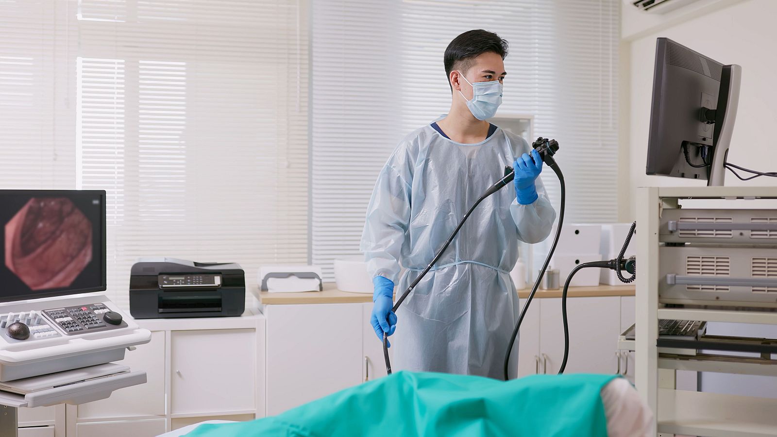 Colonoscopia y análisis de heces para detectar cáncer de colon.