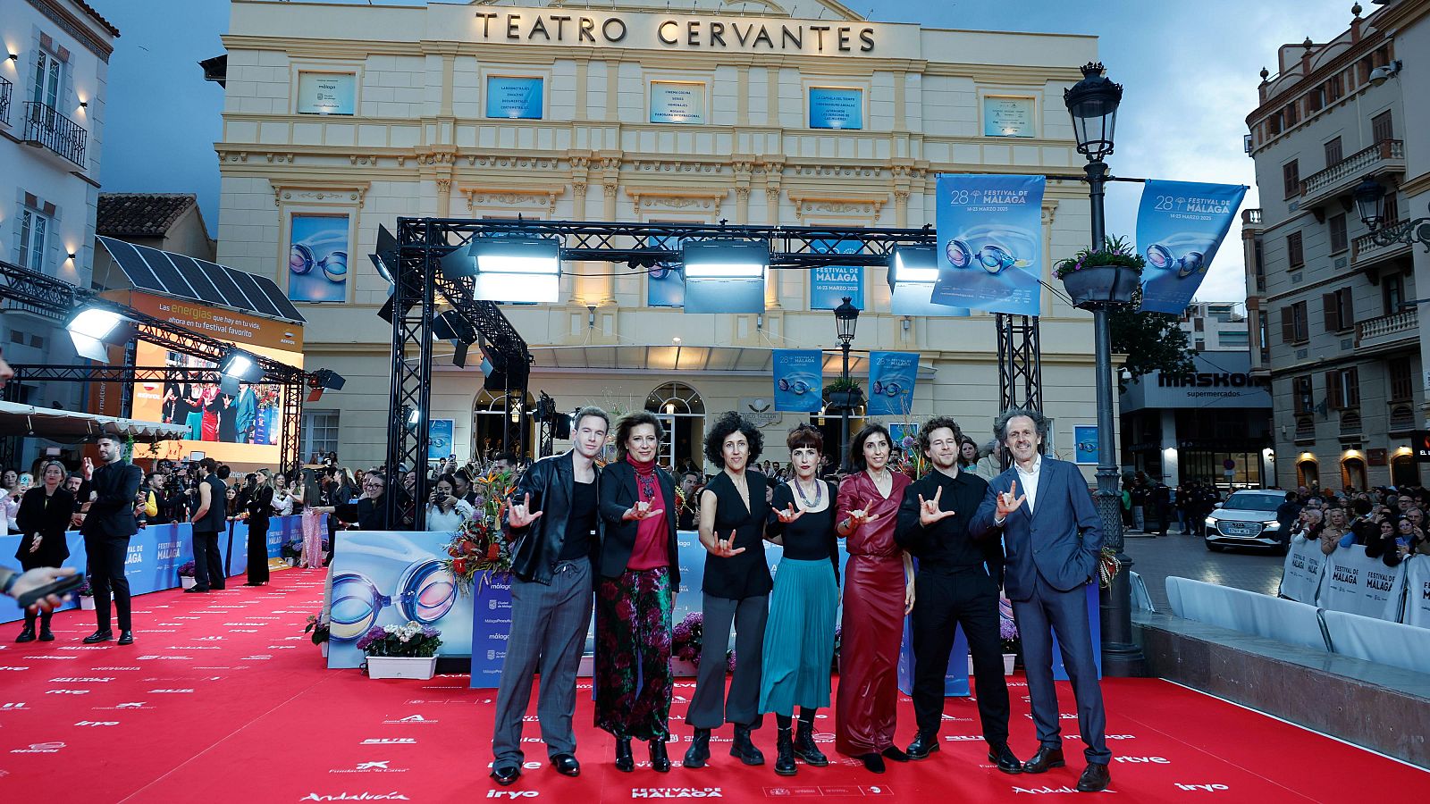 El equipo de 'Sorda', frente al Teatro Cervantes en el Festival de Cine de Málaga