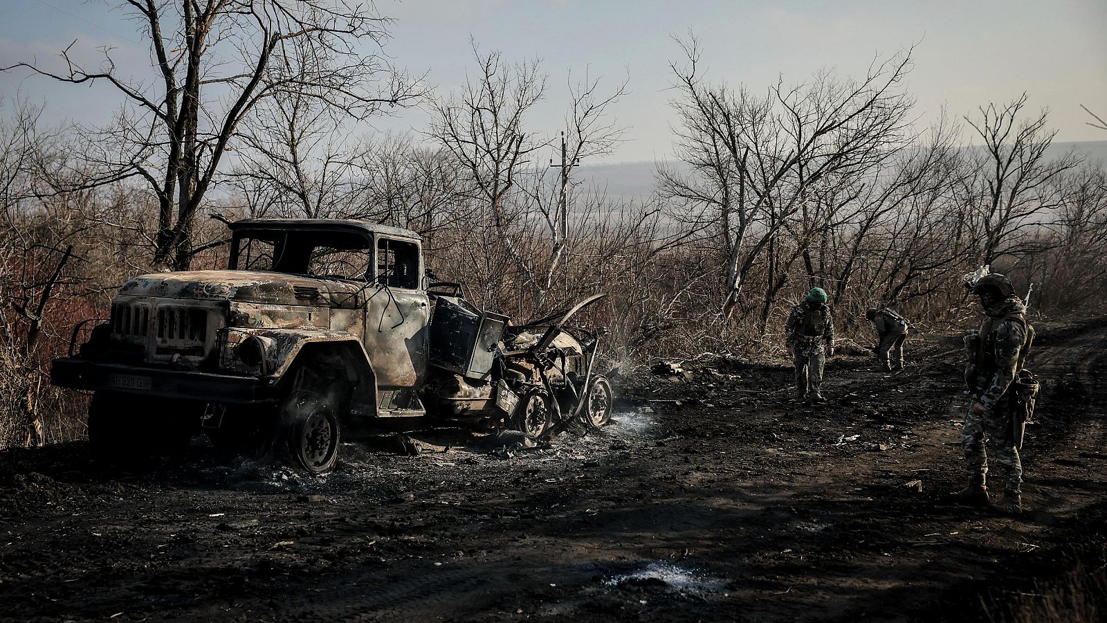 Militares ucranianos recogen munición dañada cerca de la ciudad de Chasiv Yar, en la región de Donetsk