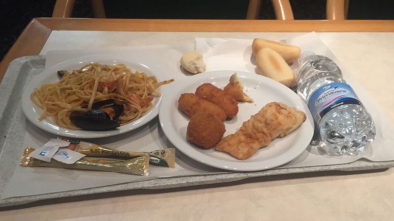 Pasta, croquetas y bacalao: el menú de Navidad de los policías alojados en barcos en Barcelona desata la polémica