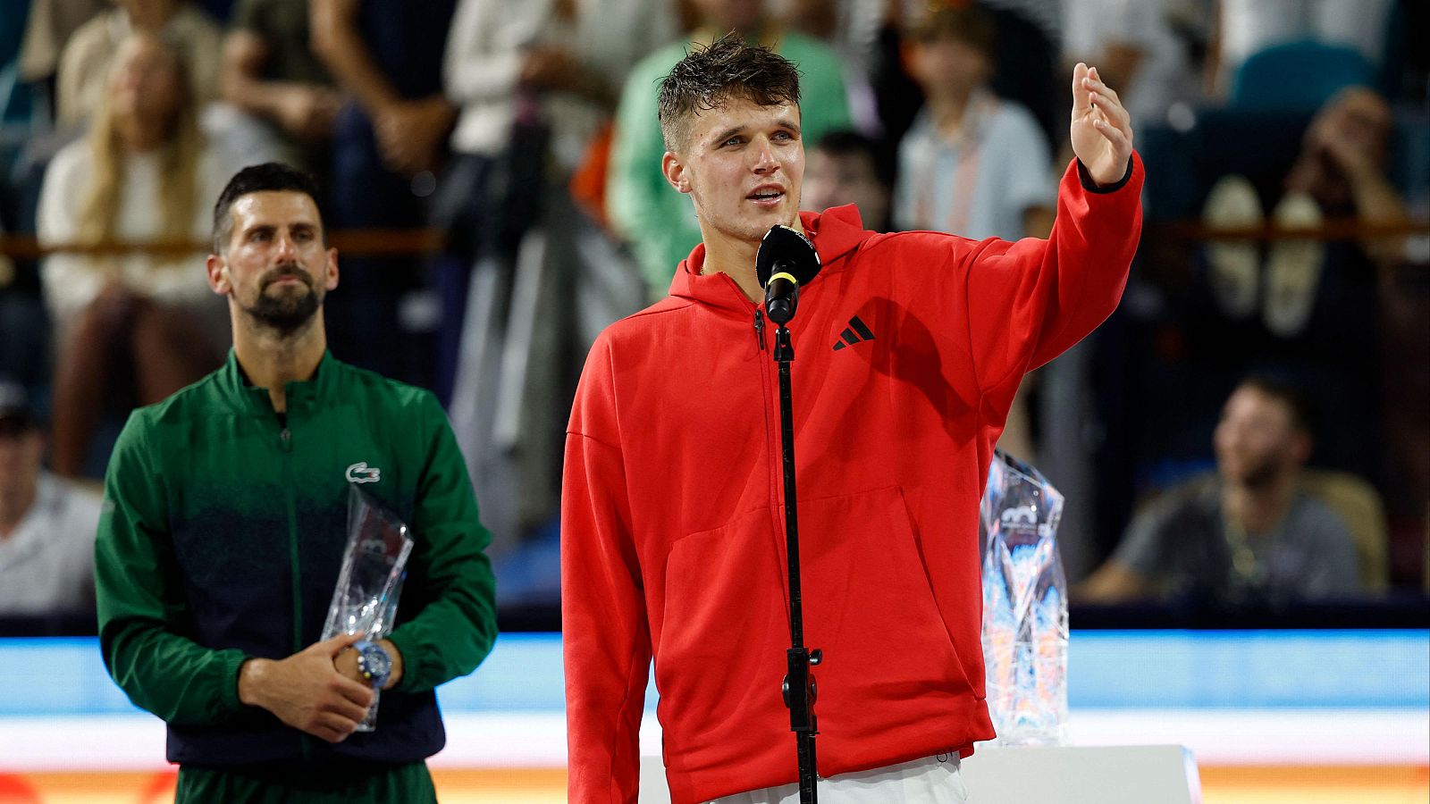 Mensik derrotó en la final a su ídolo de la infancia, Novak Djokovic.