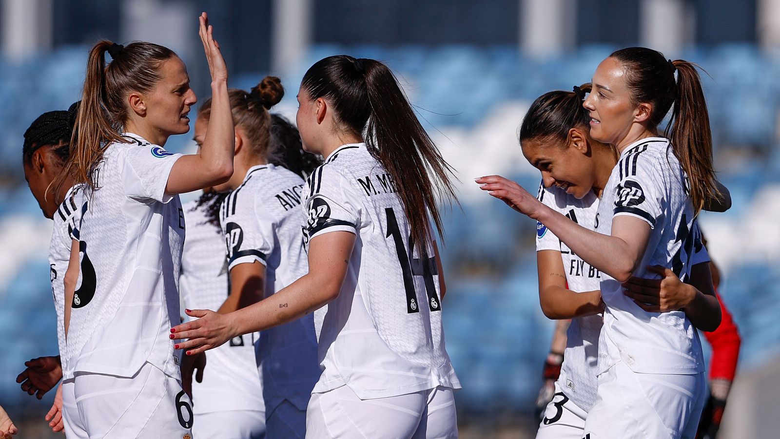 Las jugadoras del Real Madrid festejan uno de los goles ante la  Real Sociedad