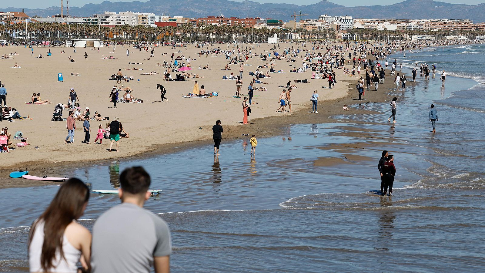 Decenas de personas en la playa de las Arenas, Valencia