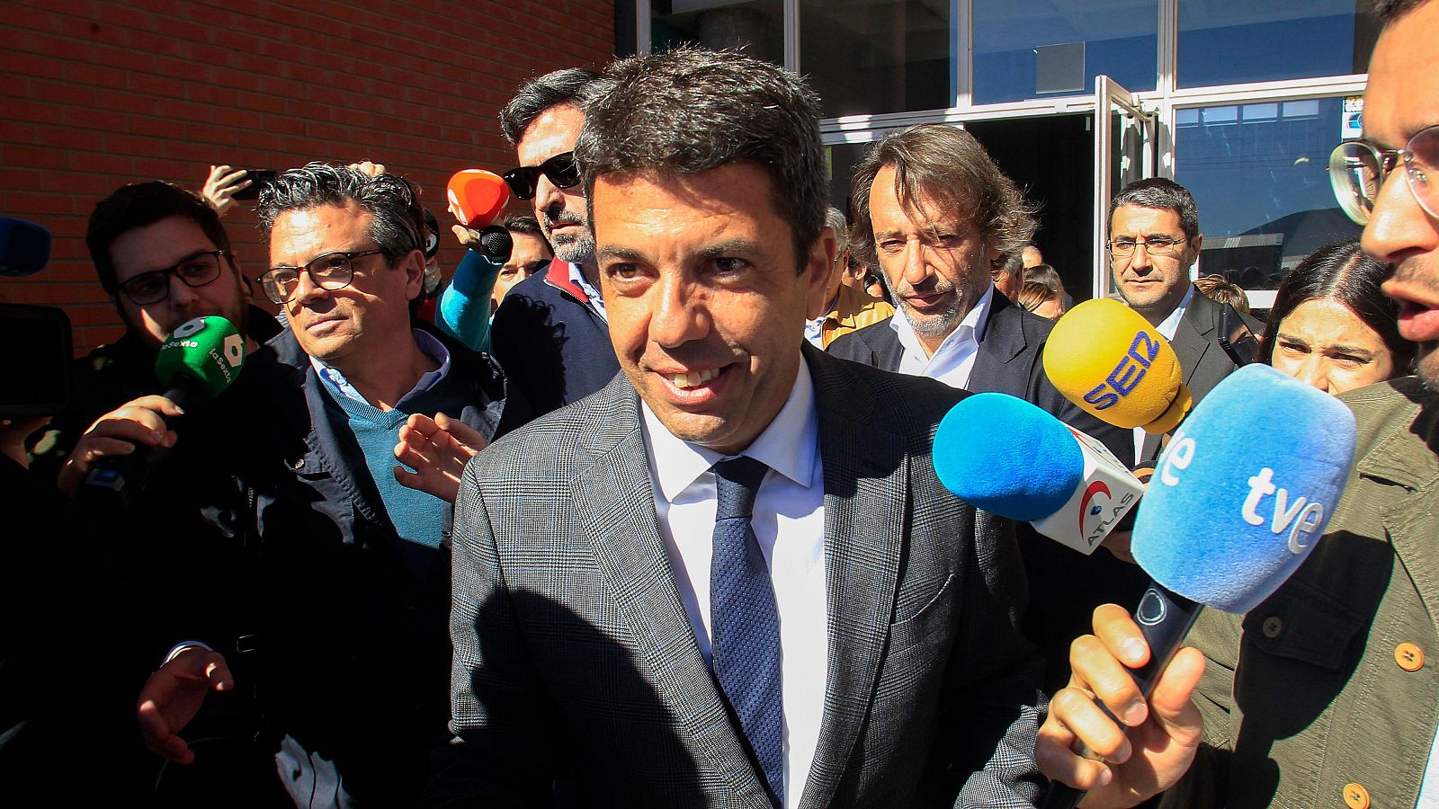 El presidente de la Generalitat, Carlos Mazón, tras su visita este lunes al Centro de Innovación y Tecnología Inescop de Elda (Alicante).