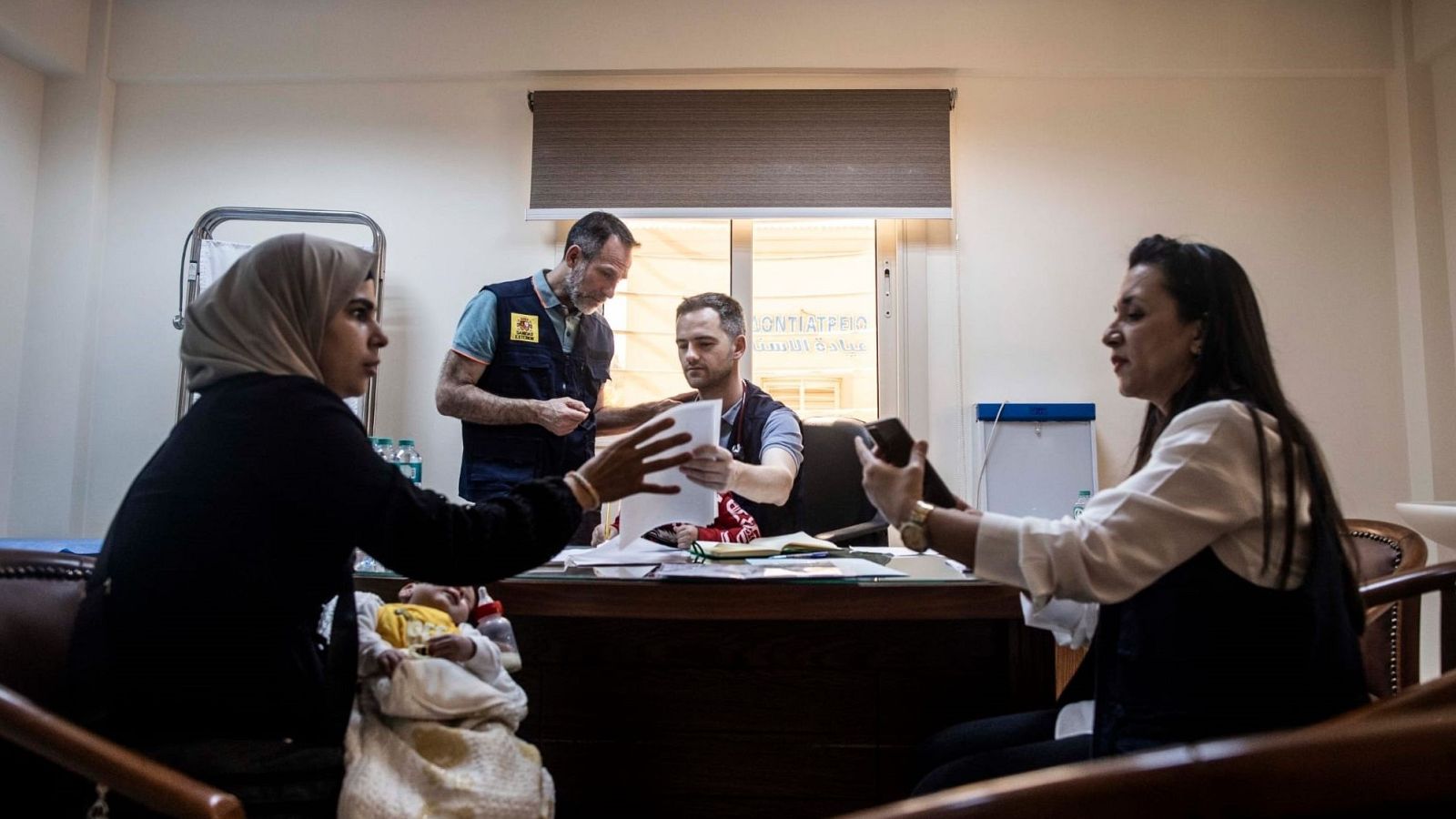 Trece menores con cáncer evacuados de Gaza llegan el miércoles a España para ser tratados en cuatro hospitales