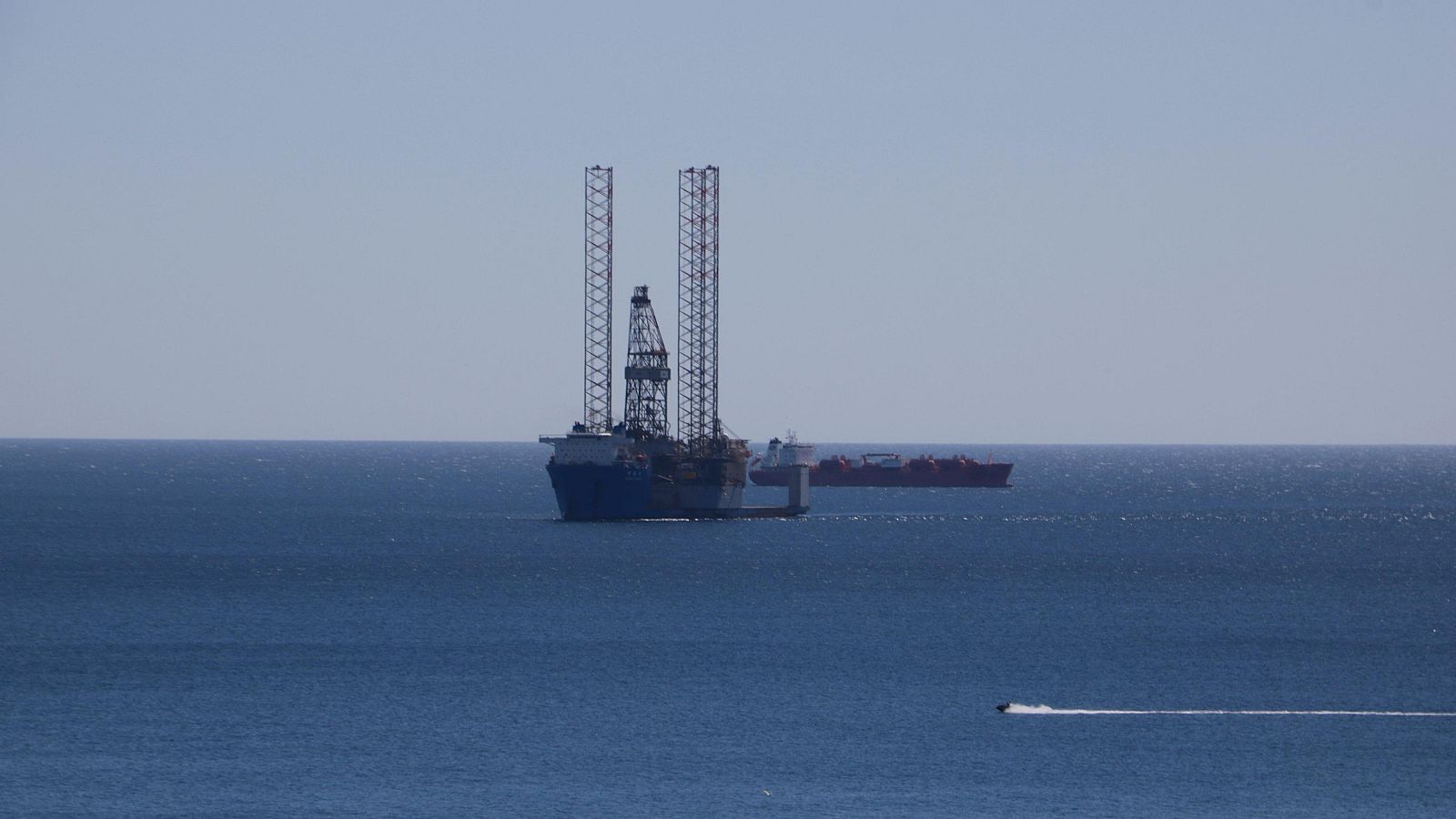 La plataforma d'operacions per segellar els pous submarins del projecte Castor  | ACN: Ariadna Escoda |