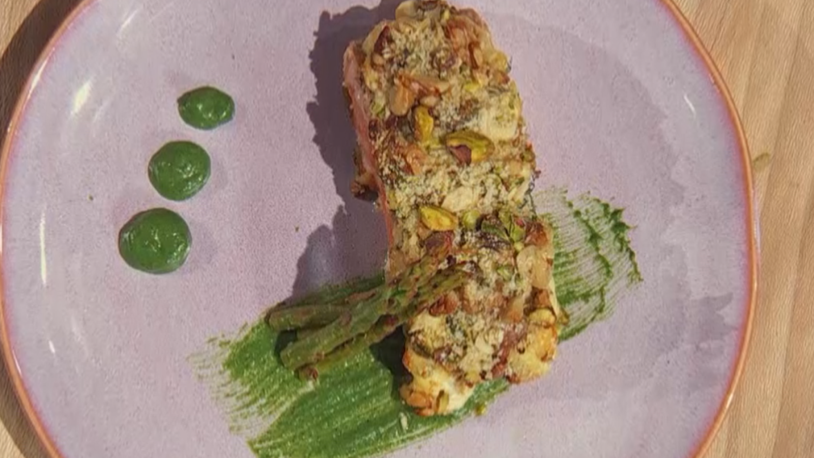 Receta de salmón con costra de frutos secos con verduras de Ismael en MasterChef 12+1