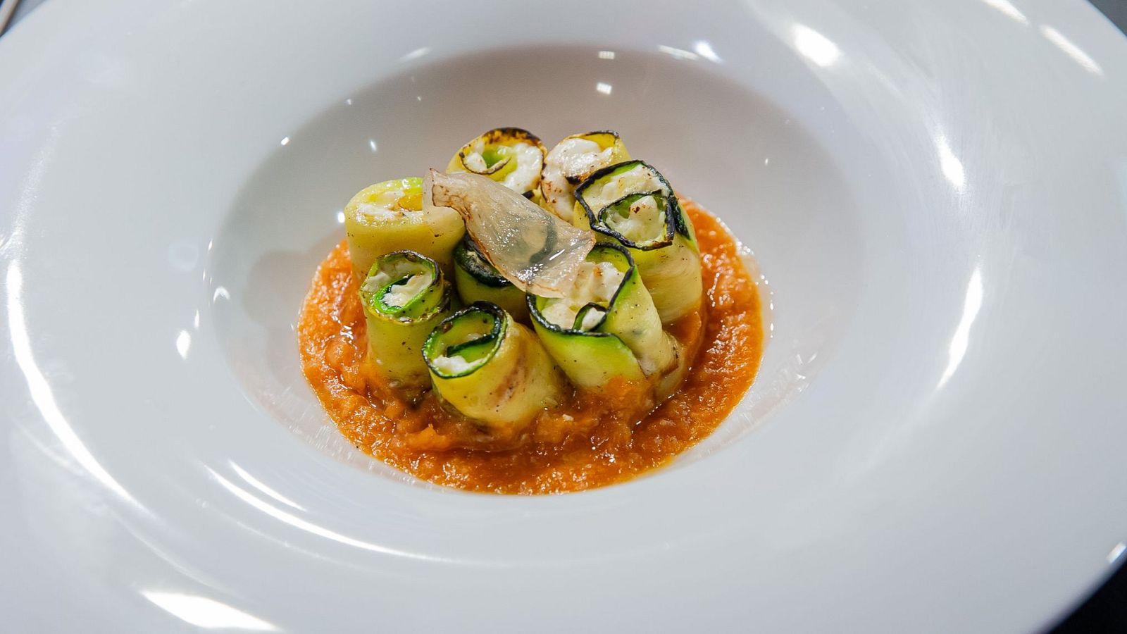 Receta de rollitos de calabacín con queso y salsa de tomate de Ariana en MasterChef 12+1