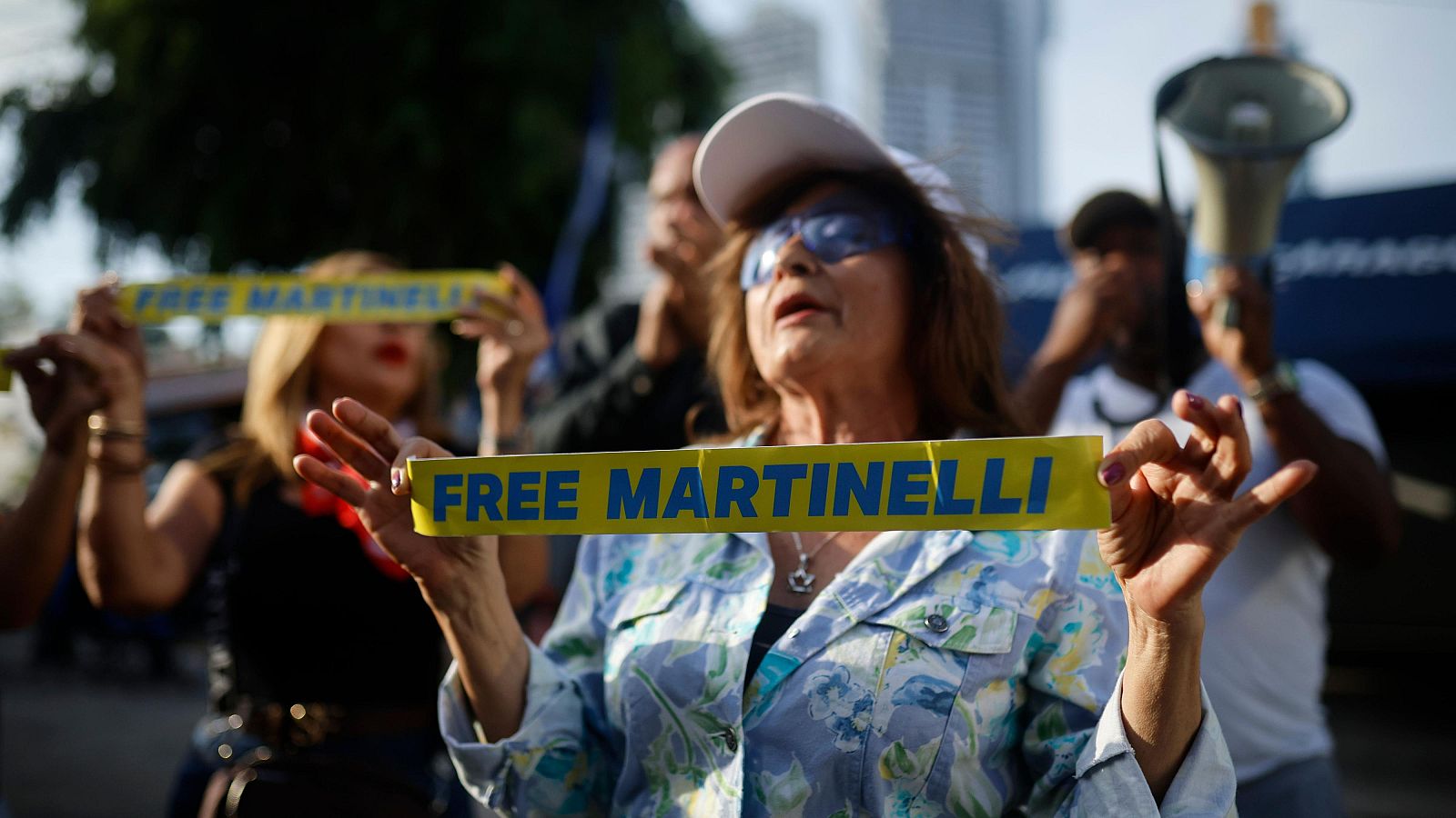 Simpatizantes del expresidente panameño Ricardo Martinelli sostienen carteles pidiendo su liberación