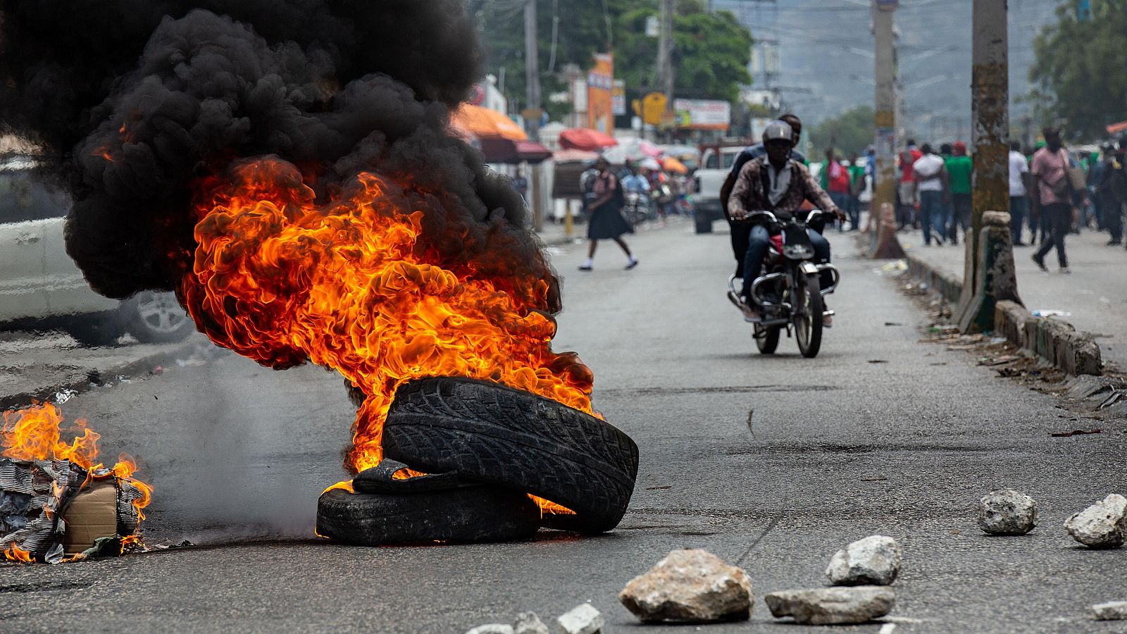 Fotografía de una barricada en llamas durante una protesta contra la inseguridad y la violencia en Puerto Príncipe (Haití)