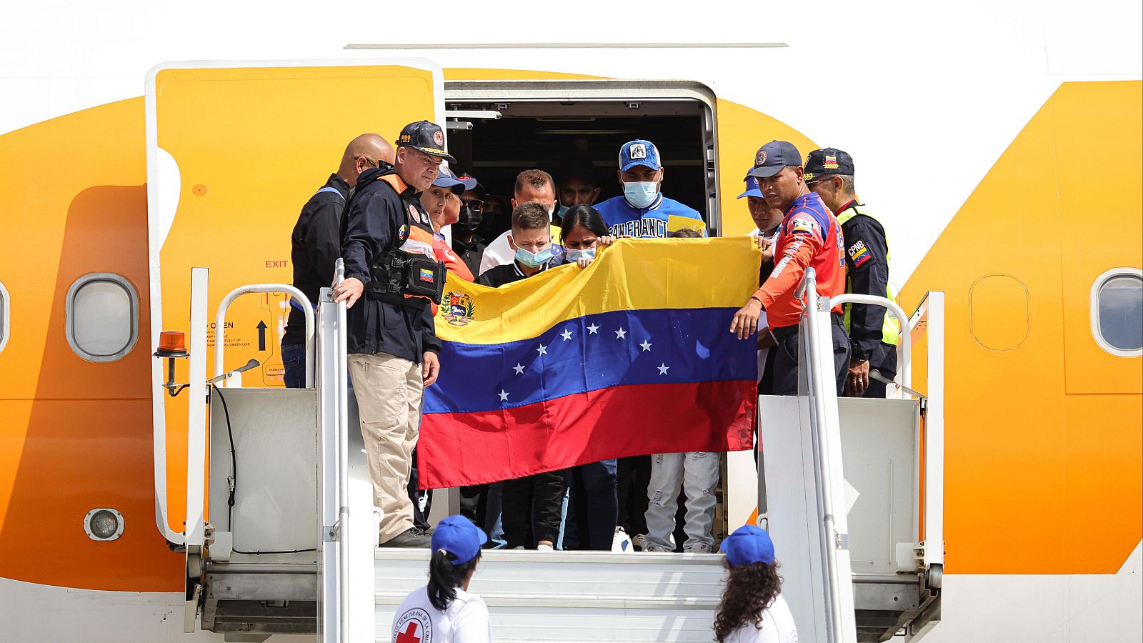 Venezolanos deportados de Estados Unidos se bajan de un avión a su llegada al Aeropuerto Internacional Simón Bolívar