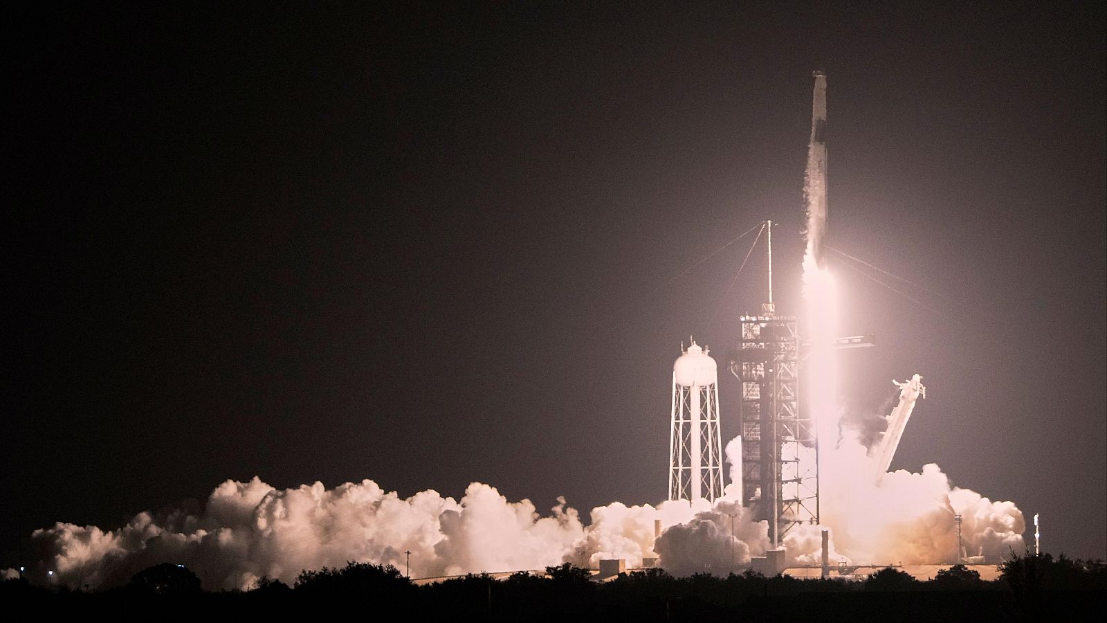 Un cohete Falcon 9, de SpaceX, despega desde el Centro Espacial Kennedy de la NASA en Florida, EE.UU.