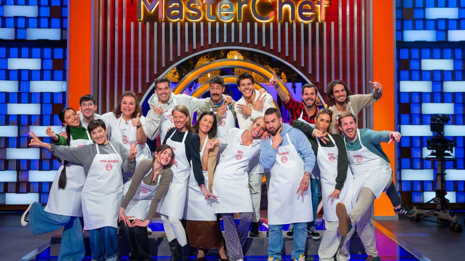 Los 16 aspirantes de la nueva edición iniciaron ayer su andadura en las cocinas de 'MasterChef'