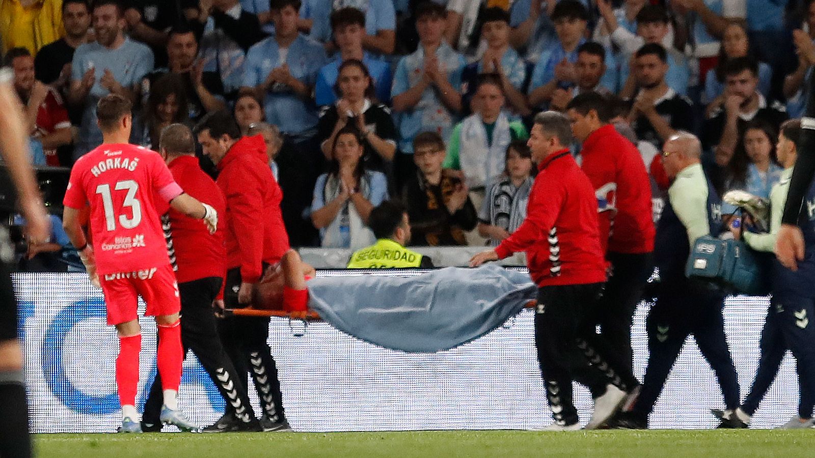 Cillessen es retirado en camilla tras su choque con Borja Iglesias