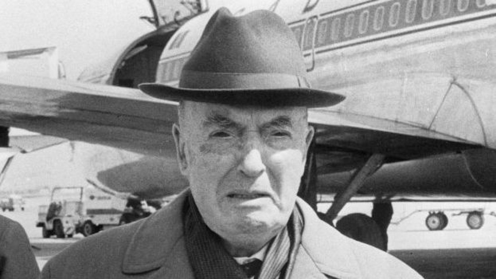 Josep Carner plorava desconsolat, al costat de la seva esposa en baixar de l'avió a Barcelona el 3 d’abril de 1970