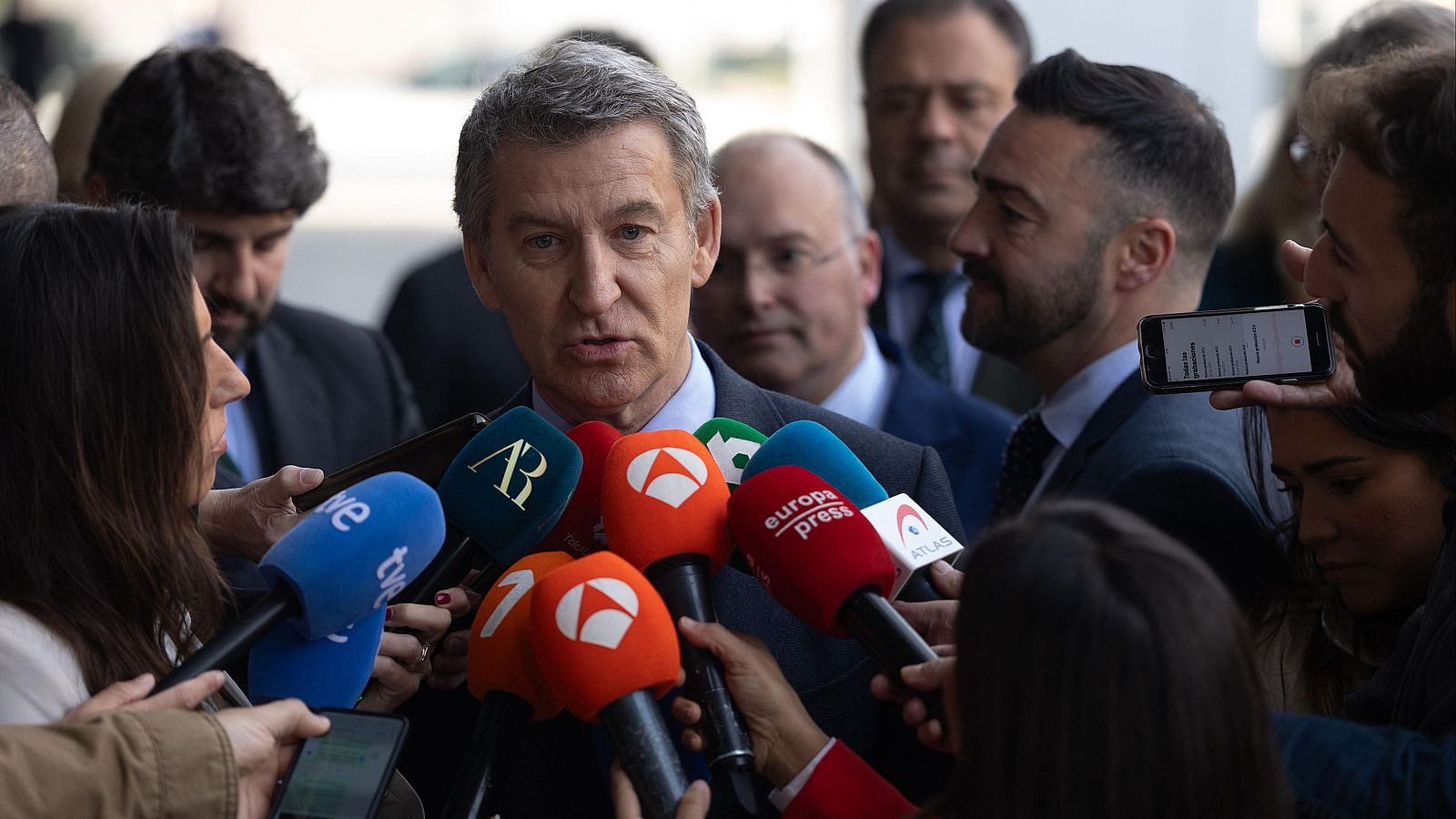 El presidente del PP, Alberto Núñez Feijóo, hace declaraciones a los medios