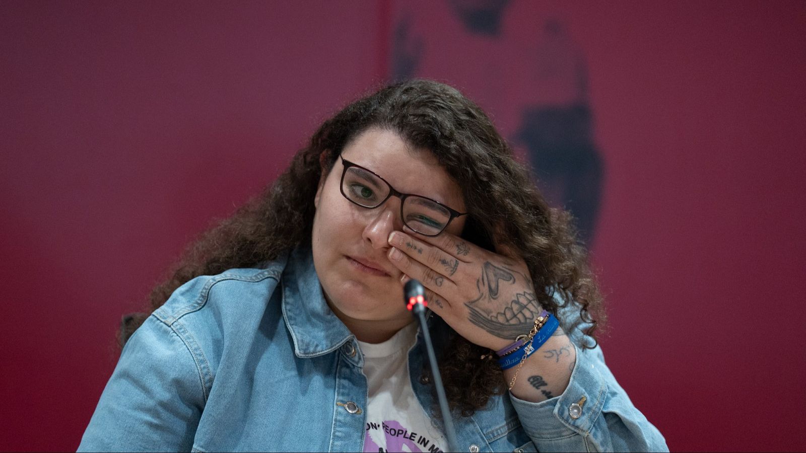 La joven catalana Fátima Ofkir durante una rueda de prensa, en el Ilustre Colegio de la Abogacía de Barcelona (ICAB), a 1 de abril de 2025, en Barcelona