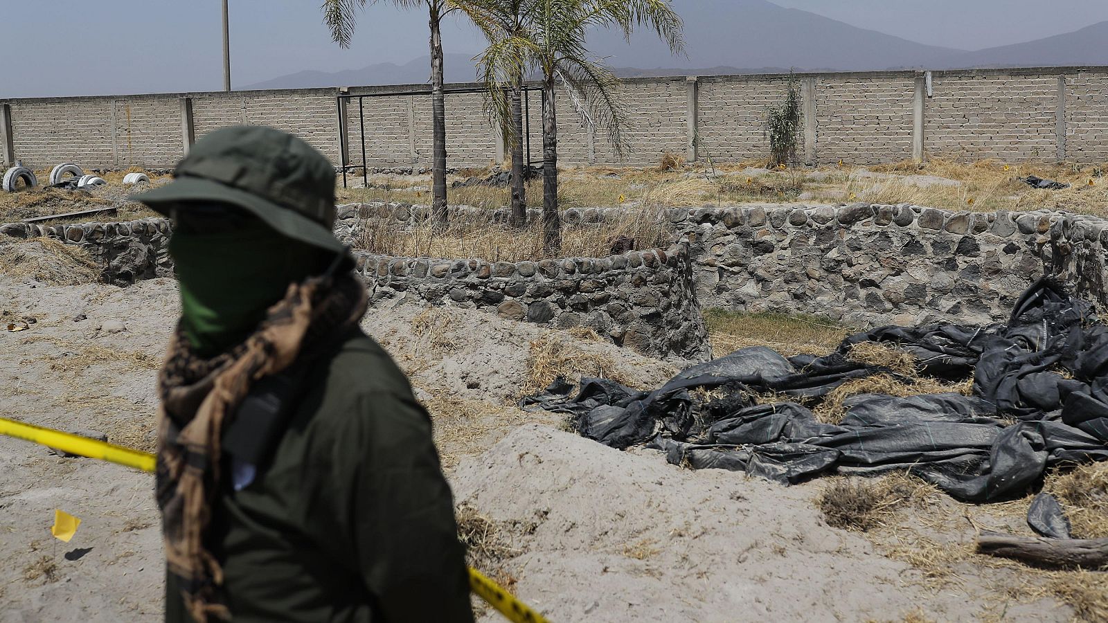 Agentes de la fiscalía de Jalisco custodian el rancho Izaguirre, en Teuchitlán, Jalisco, México