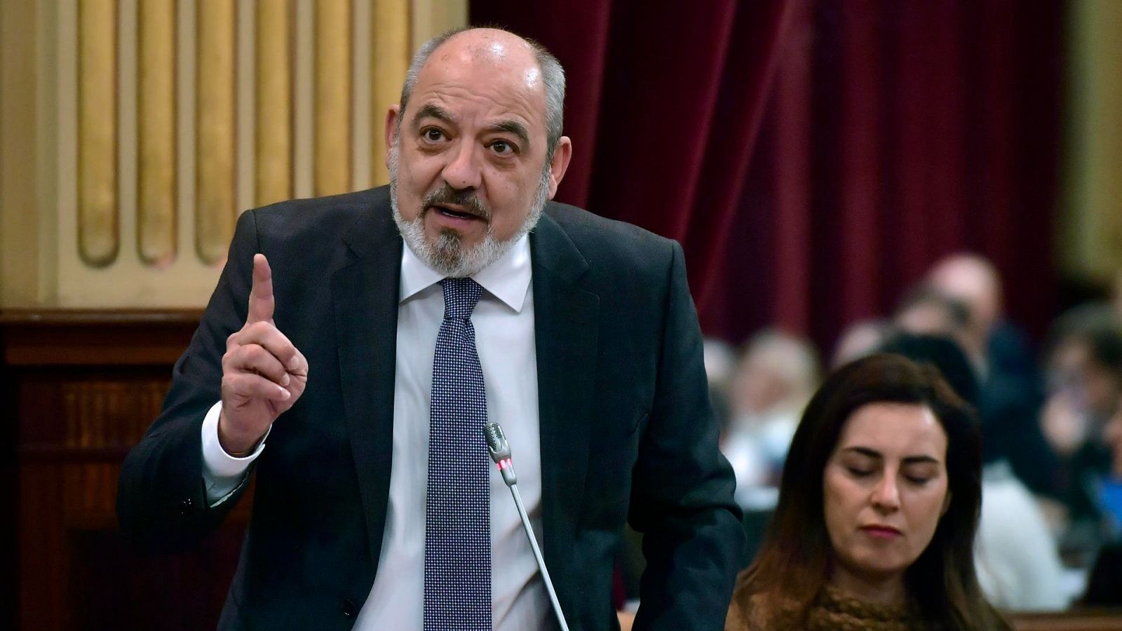 El diputado de Vox, Sergio Rodríguez, durante un Pleno en el Parlament balear