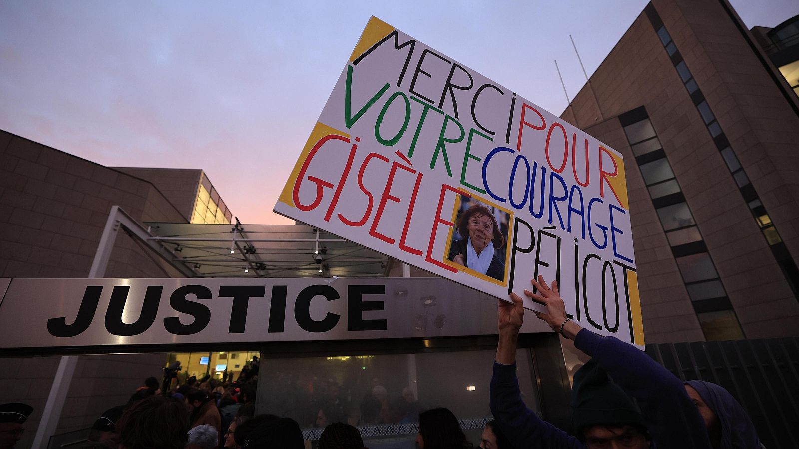 Una persona sostiene un cartel que dice "Gracias por tu valentía, Gisele Pelicot" en Francia
