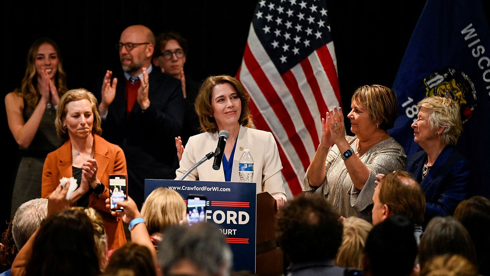 La candidata a la Corte Suprema de Wisconsin, la jueza Susan Crawford, habla con sus partidarios después de que los votantes la eligieran para la Corte Suprema del estado