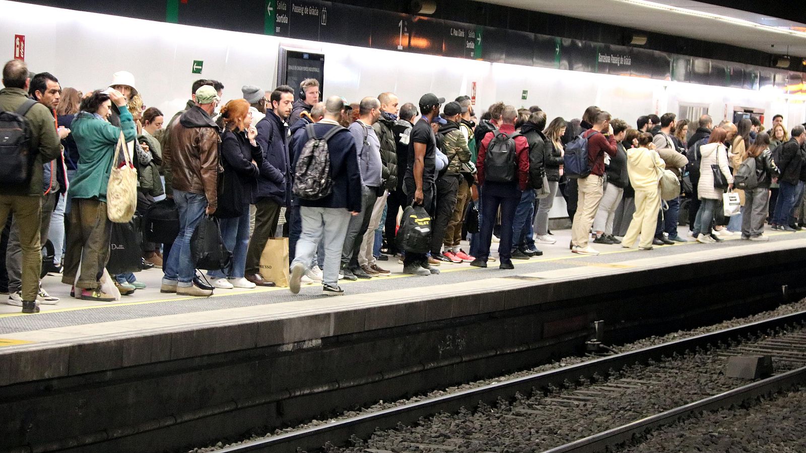 La via 1 de l'estació de passeig de Gràcia, plena de gent esperant els trens | ACN