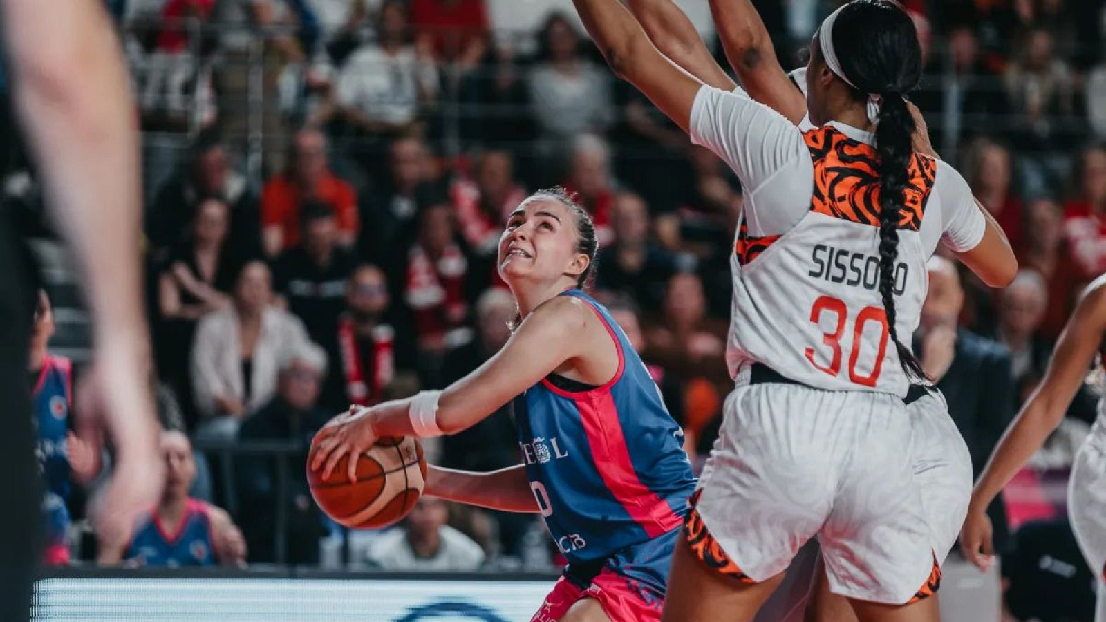 La capitana de Uni Ferrol Ángela Mataix, con el balón ante dos defensoras de Villeneuve d'Ascq en la vuelta de la final de la Eurocup femenina