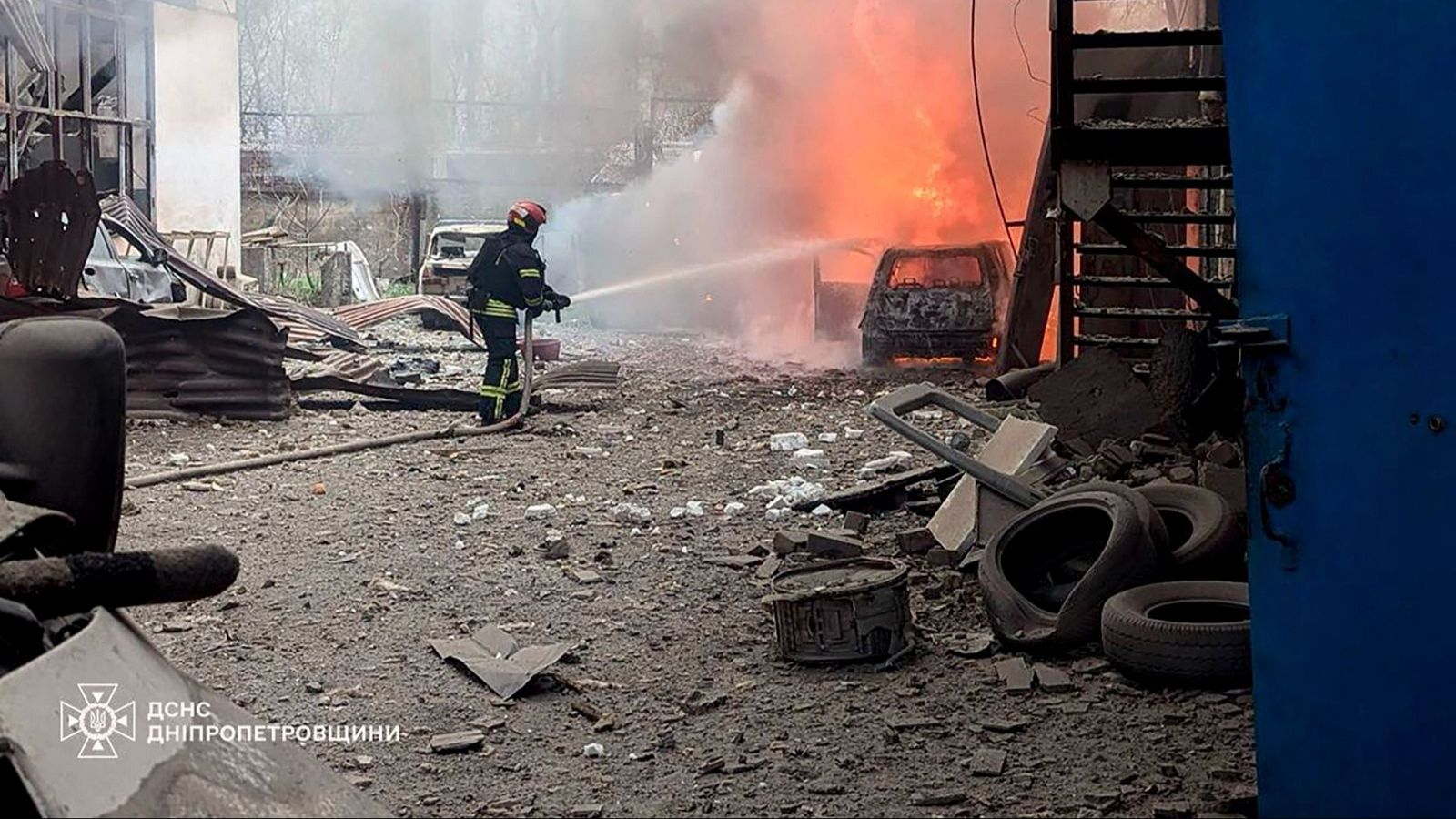 Rescatistas ucranianos trabajan en el lugar del impacto de un cohete ruso en Krivói Rog, en el centro de Ucrania