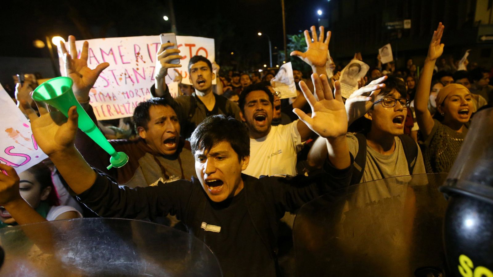Manifestantes concentrados ante el hospital donde se encuentra el exresidente Alberto Fujimori
