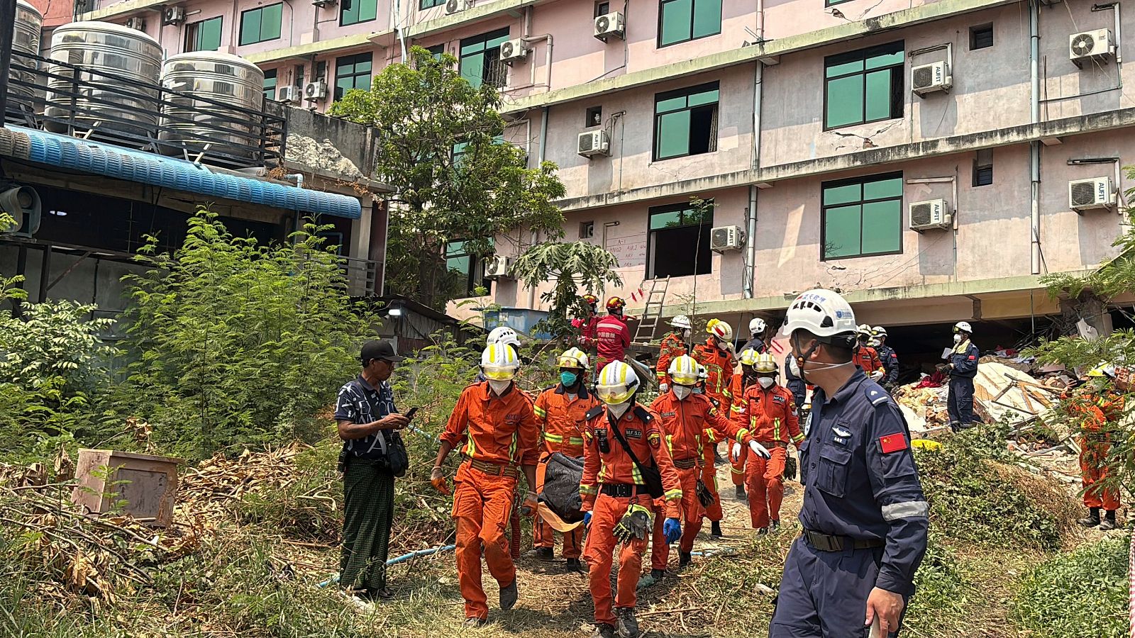 Un equipo de rescate transporta un cadáver desde un edificio derrumbado tras el terremoto en Mandalay, Myanmar, el jueves 3 de abril de 2025.