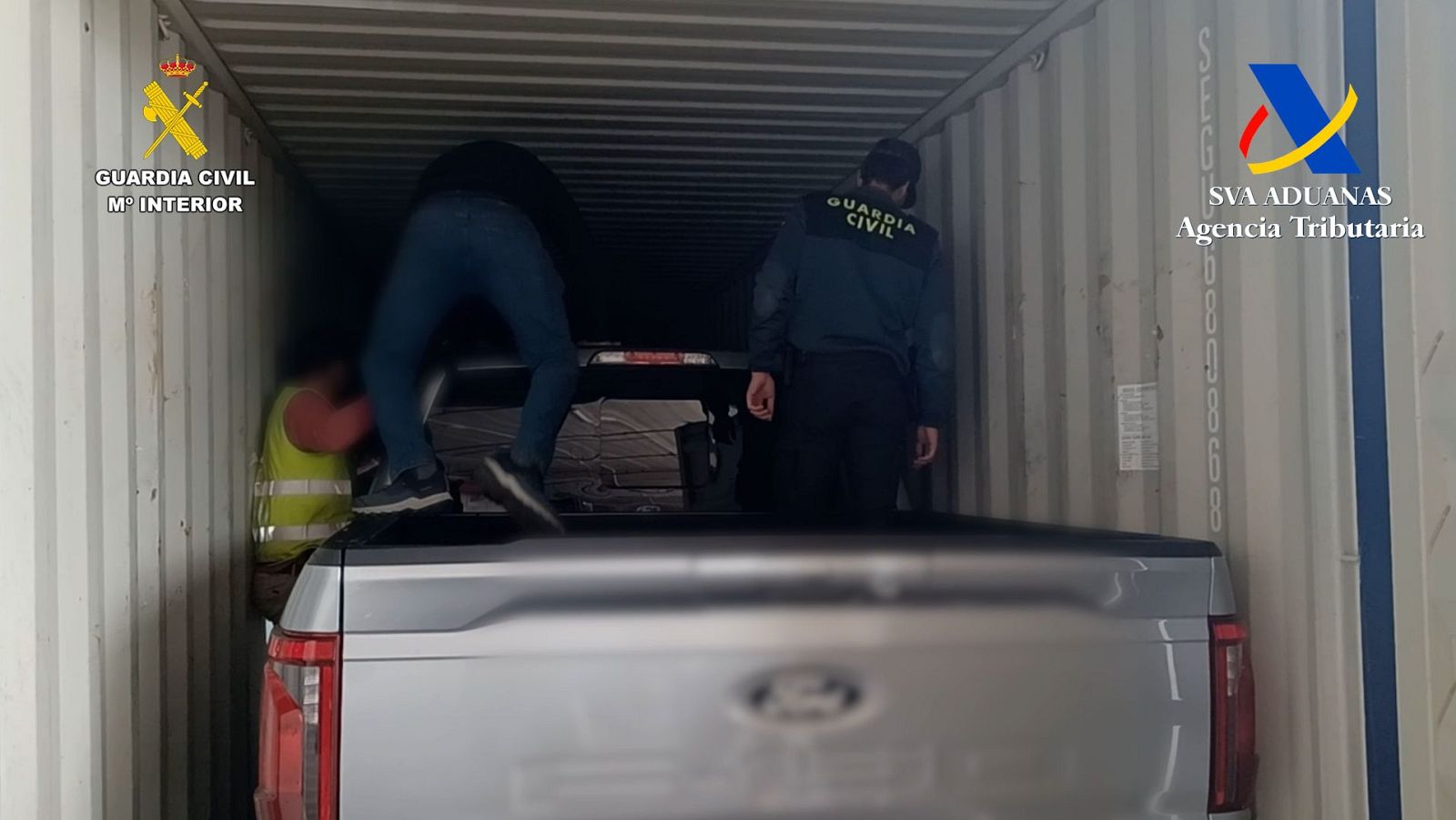Agentes de la Guardia Civil, en los contenedores donde viajaban los vehículos robados