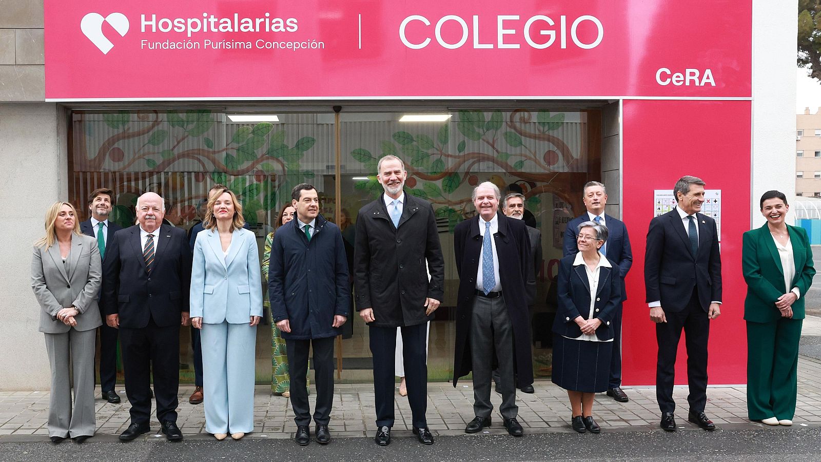 El rey Felipe VI, en el colegio de educación especial, junto a otras autoridades