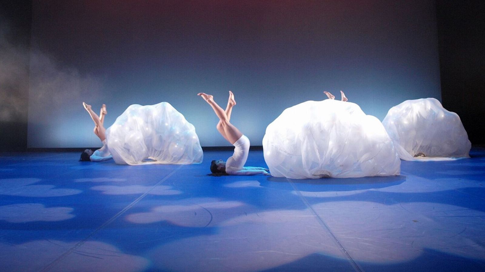 Una de las señas de identidad de Aracaladanza es la interacción con los objetos.