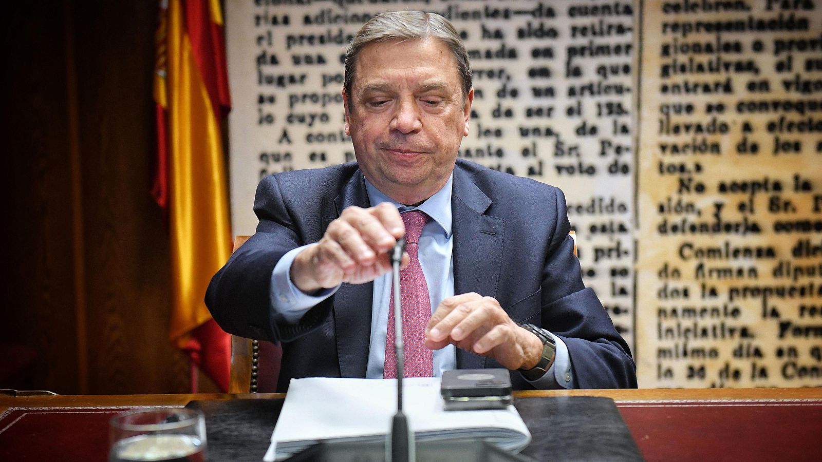 El ministro de Agricultura, Pesa y Alimentación, Luis Planas, comparece en una Comisión en el Senado