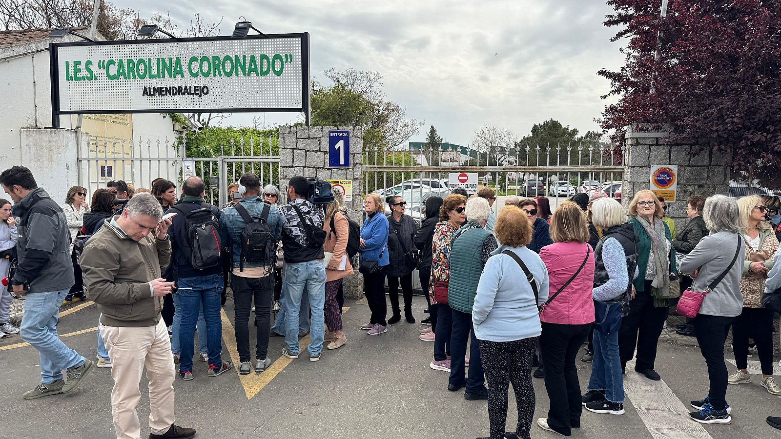 Varias personas protestan a las puertas de un instituto de Almendralejo (Badajoz)