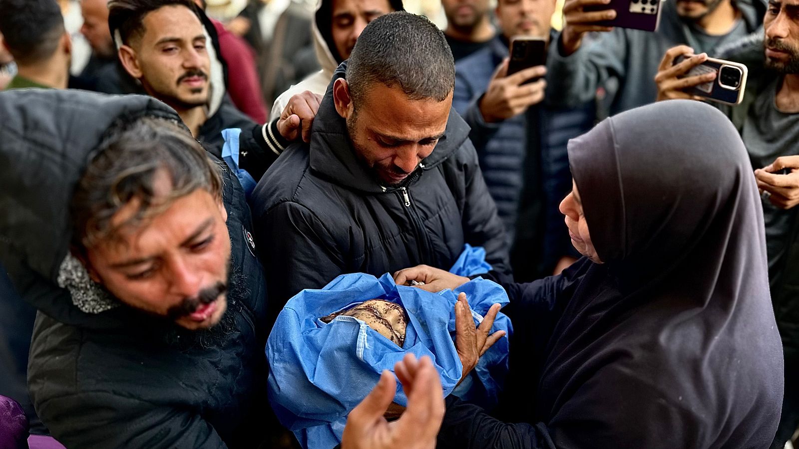 Una familia llora la pérdida de un niño por los bombardeos de Israel
