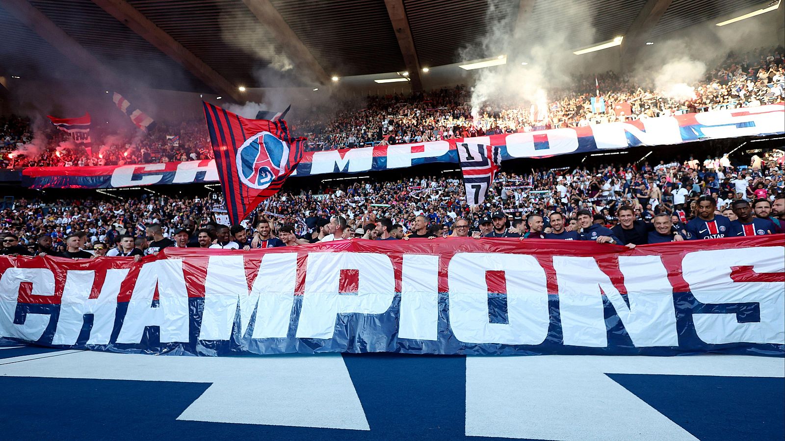 Jugadores y afición celebran el título