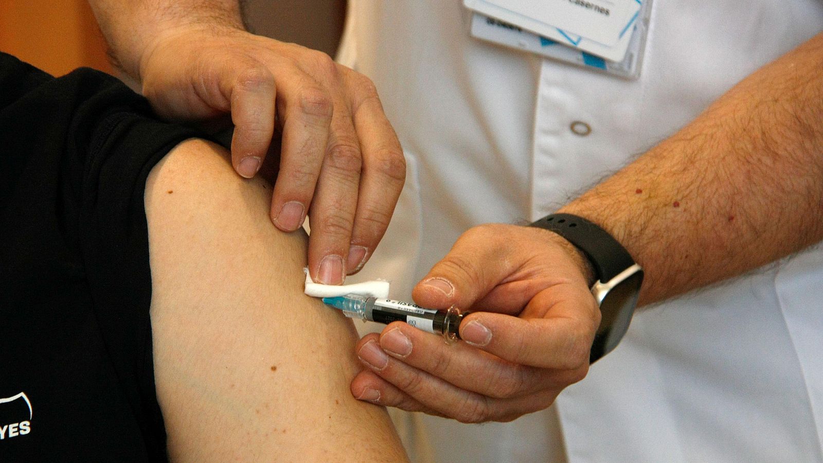 Un enfermero inyectando la vacuna contra el virus del papiloma humano (VPH) a un chico de 17 años. | ACN