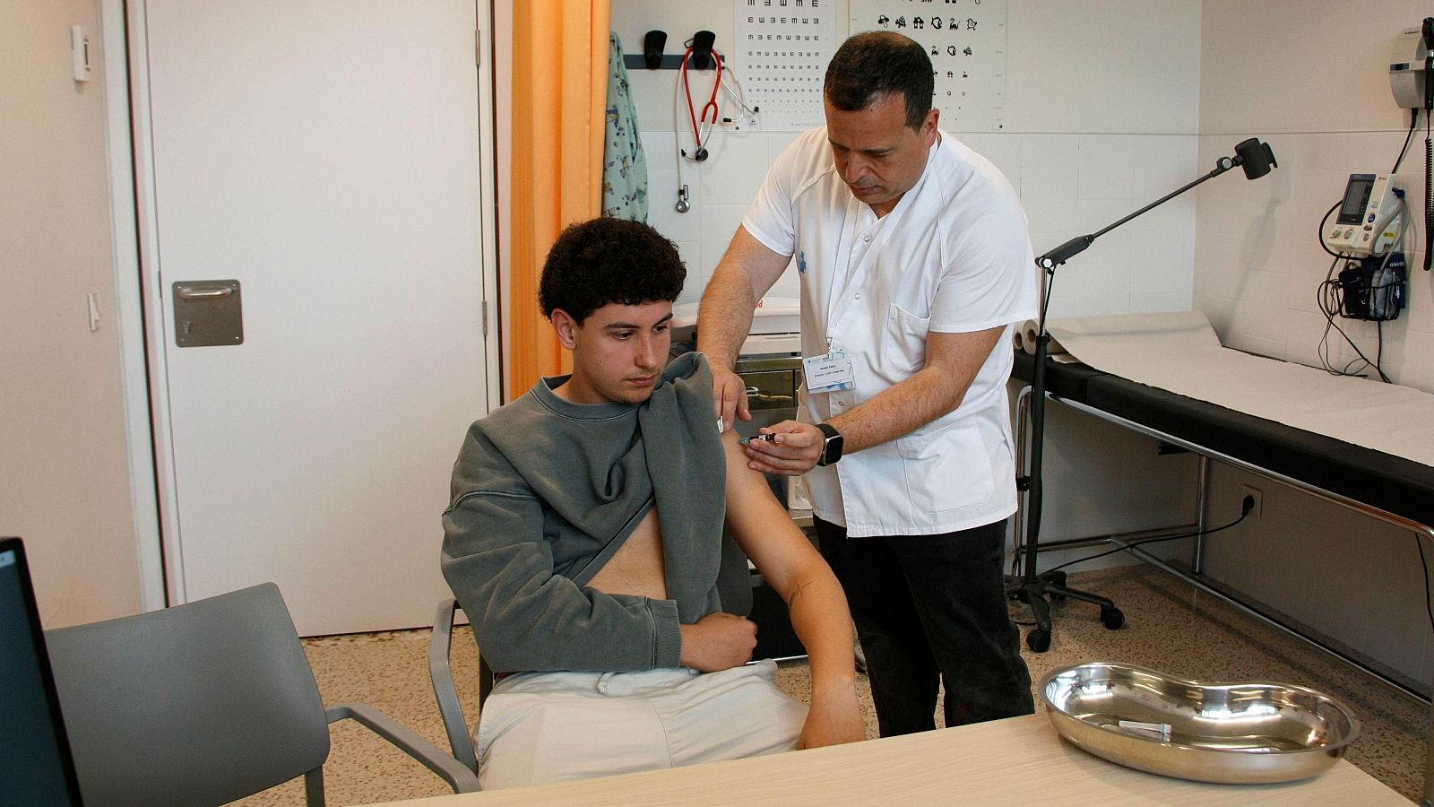 Un infermer injectant la vacuna contra el virus del papil·loma humà a un noi de 17 anys | ACN