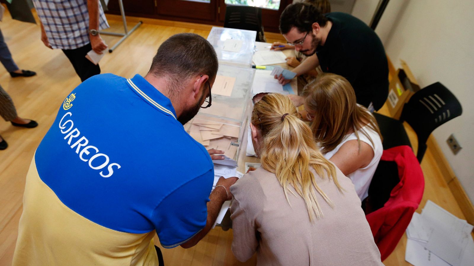 Un funcionario de Correos entrega votos por correo en Pozuelo de Alarcón en las elecciones generales de junio de 2016